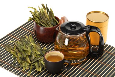 Çin yeşil çay beyaz zemin üzerine izole