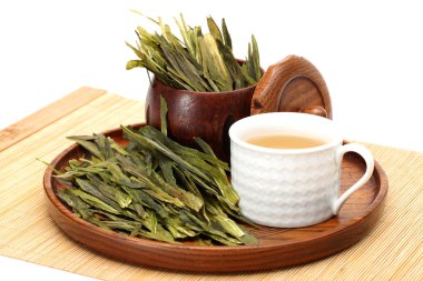 Çin yeşil çay beyaz zemin üzerine izole