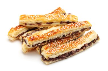 simit beyaz zemin üzerine yapışır.