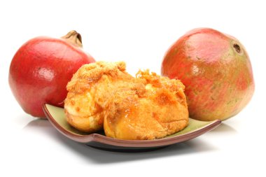 doğal lezzetli kahvaltı ekmek ve beyaz zemin üzerine nar