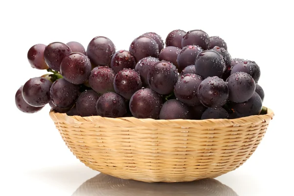 Druiven op witte achtergrond — Stockfoto