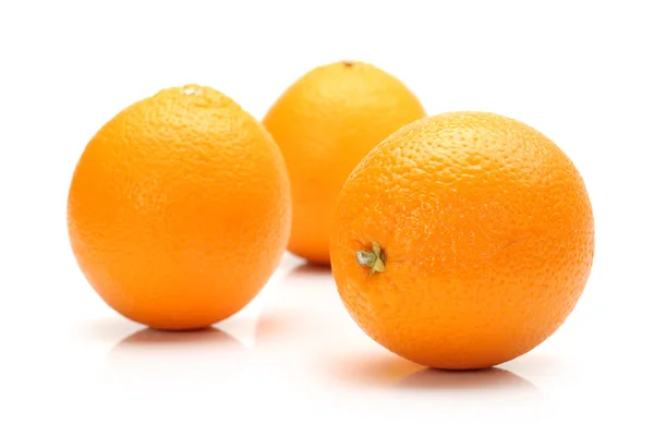 Orange frukt på den vita bakgrunden — Stockfoto