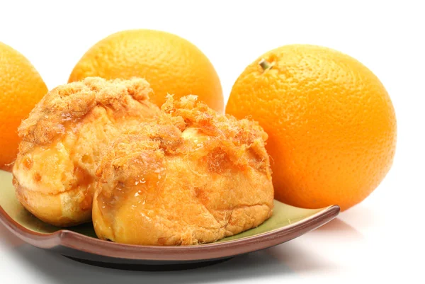 Přírodní chutnou snídani chléb a oranžové na bílém pozadí — Stock fotografie