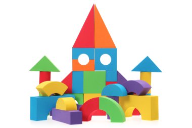 Beyaz bir arka plan üzerinde izole renkli bloklar Oyuncak kale