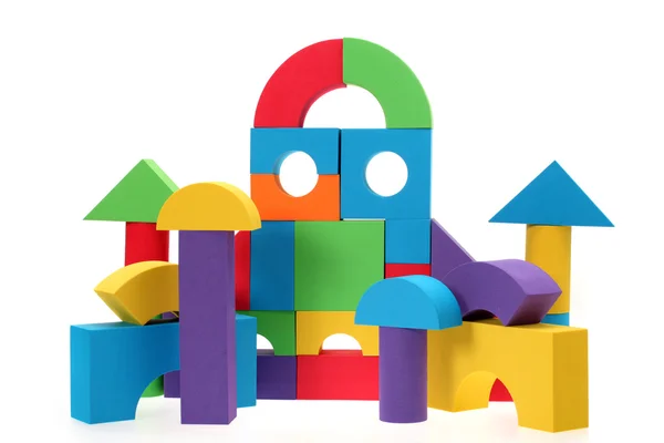 Het speelgoed kasteel van kleur blokken geïsoleerd op een witte achtergrond — Stockfoto