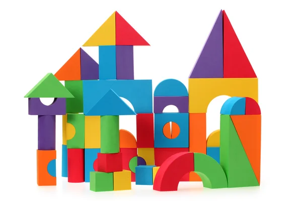 Il castello giocattolo da blocchi di colore isolati su uno sfondo bianco — Foto Stock