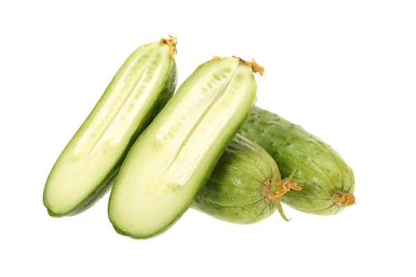 Pepino verde sobre el fondo blanco — Foto de Stock