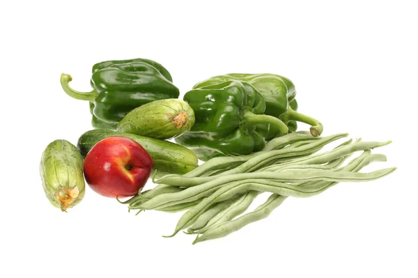 Gröna grönsaker på den vita bakgrunden — Stockfoto