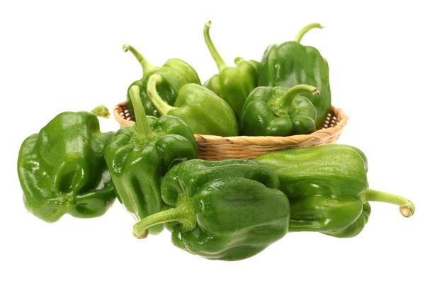 Πράσινη πιπεριά σε λευκό φόντο — Φωτογραφία Αρχείου