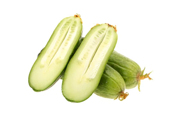 Grön gurka på den vita bakgrunden — Stockfoto