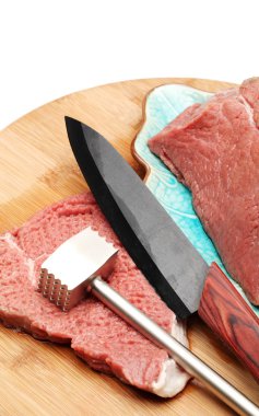 Beyaz arka planda çiğ et