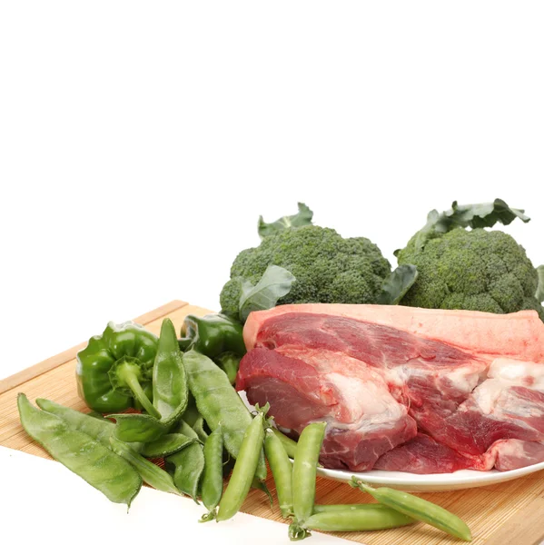 Frisches Fleisch und Gemüse auf weißem Hintergrund — Stockfoto