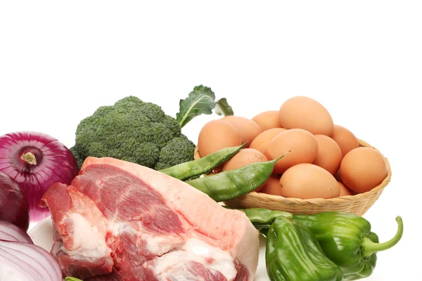 Frisches Fleisch und Gemüse auf weißem Hintergrund — Stockfoto