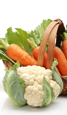 taze havuç ve beyaz zemin üzerine karnabahar