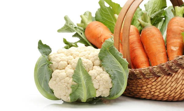 新鲜胡萝卜、 花椰菜在白色背景上 — 图库照片