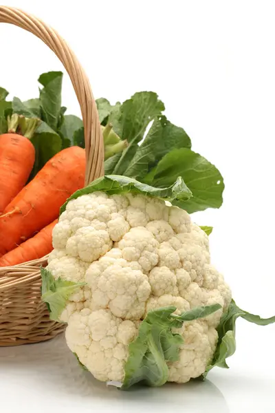 Zanahoria fresca y coliflor sobre un fondo blanco —  Fotos de Stock