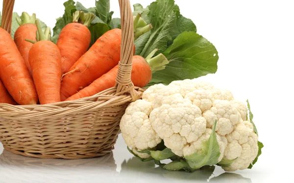 Zanahoria fresca y coliflor sobre un fondo blanco —  Fotos de Stock