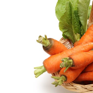 beyaz zemin üzerine taze havuç