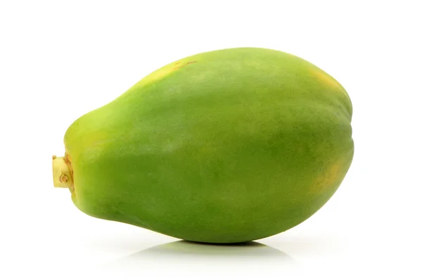 Rijp papaya op witte achtergrond — Stockfoto