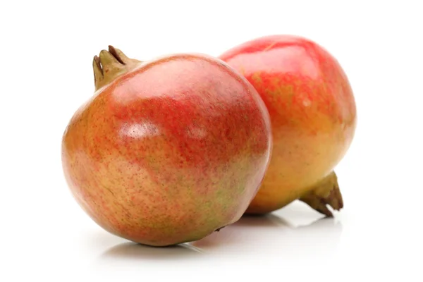 Ripe granaatappel fruit geïsoleerd op witte achtergrond — Stockfoto