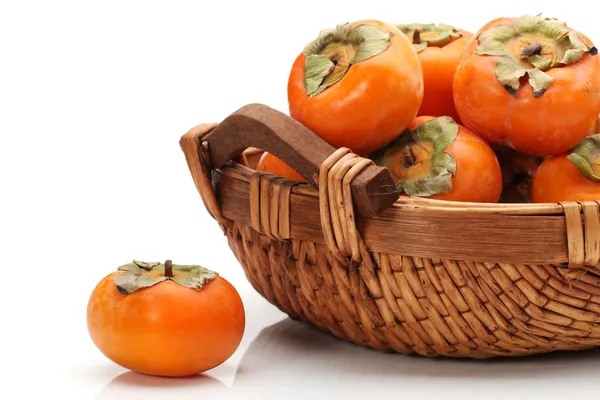 Persimmon auf weißem Hintergrund — Stockfoto