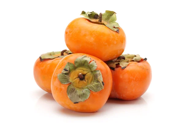 Persimmon auf weißem Hintergrund — Stockfoto