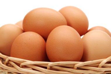 Beyaz arkaplanda izole yumurtalar