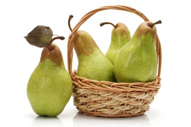 Beyaz arka plan üzerinde izole lezzetli armut