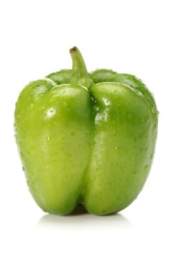 Beyaz arkaplanda yeşil biber. Yakın çekim.