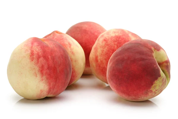 Reifer Pfirsich auf weißem Hintergrund — Stockfoto