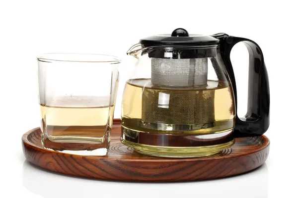 Chá e bule de chá sobre fundo branco — Fotografia de Stock