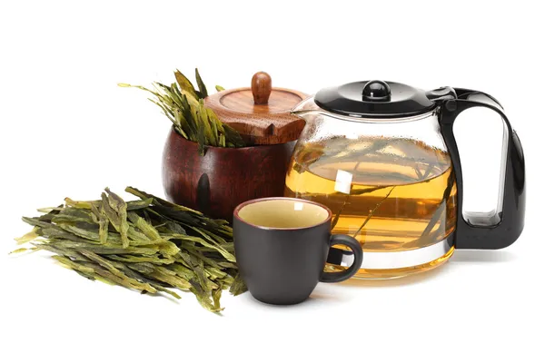 Chá e bule de chá sobre fundo branco — Fotografia de Stock