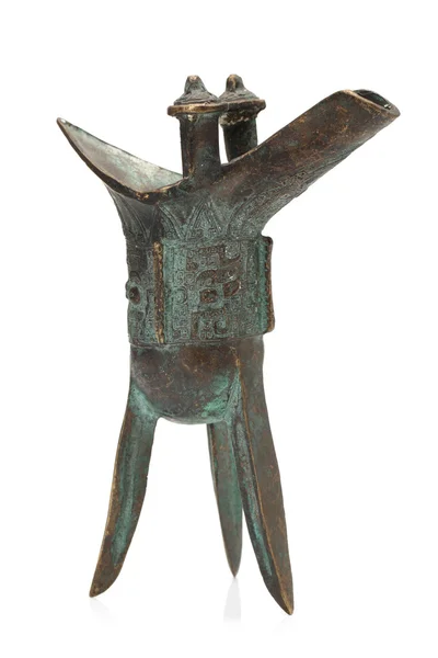 Antigua vasija de bronce de jue aislada sobre fondo blanco — Foto de Stock