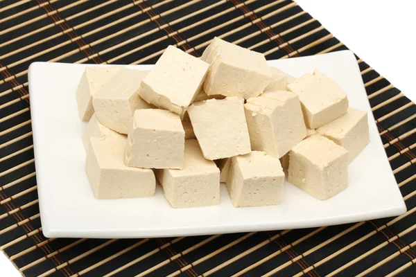 Cubes de tofu sur plaque isolée sur fond blanc — Photo