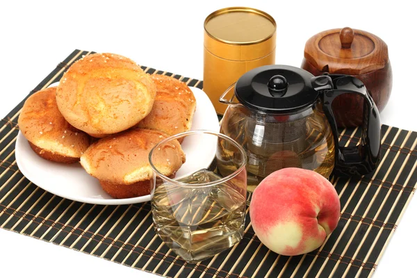 Pastel, taza y tetera de té sobre fondo blanco —  Fotos de Stock