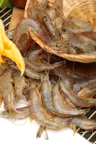 Crevettes crues isolées sur fond blanc — Photo