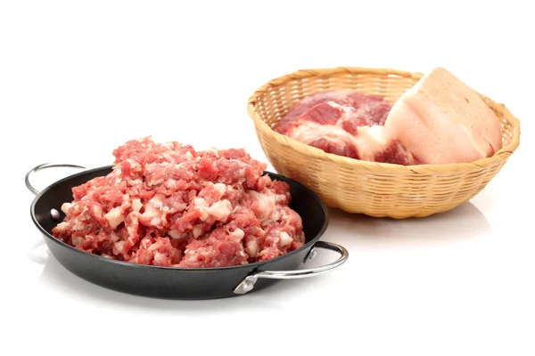 Surowe mięso mielone izolowane na białym tle — Zdjęcie stockowe