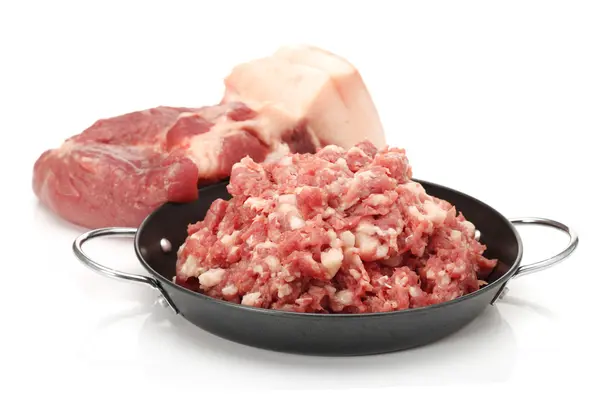 Surowe mięso mielone izolowane na białym tle — Zdjęcie stockowe