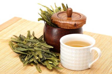 Çin yeşil çay beyaz zemin üzerine izole