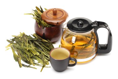 çay fincanı ve demlik çay beyaz zemin üzerine