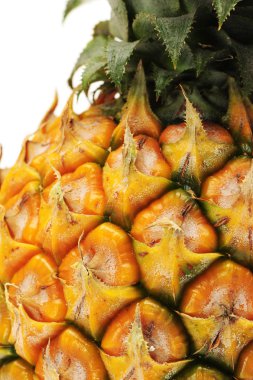 beyaz zemin üzerinde olgunlaşmış ananas