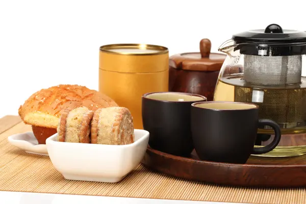 pasta, kupa ve demlik çay beyaz zemin üzerine