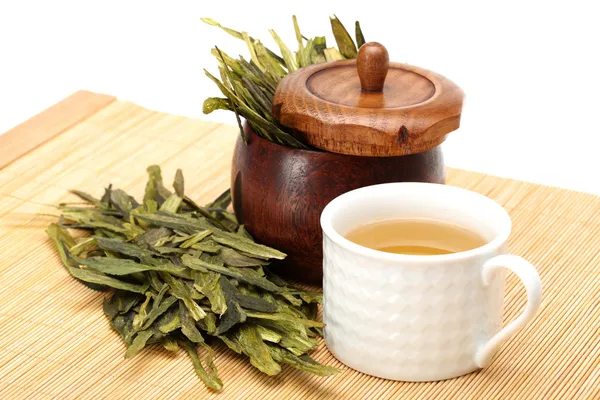 Çin yeşil çay beyaz zemin üzerine izole