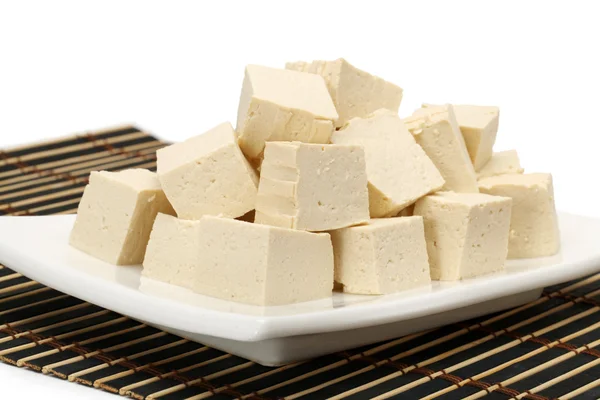 Cubi di tofu su placca isolata su fondo bianco — Foto Stock