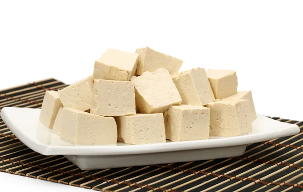 Cubi di tofu su placca isolata su fondo bianco — Foto Stock