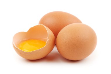 Kırık yumurta beyaz arka planda izole edilmiş.
