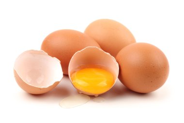 Kırık yumurta beyaz arka planda izole edilmiş.