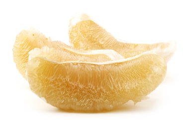 Beyaz arka plan üzerinde izole soyulmuş pomelo parçaları