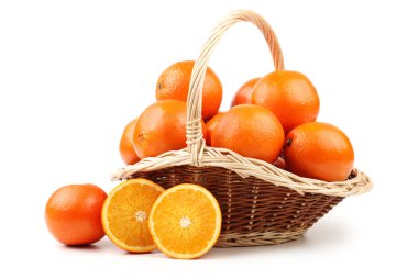 Beyaz arka planda izole edilmiş portakal veya mandalina meyvesi