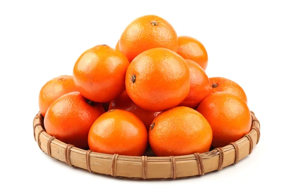 흰 배경에 분리되어 있는 오렌지 만다린이나 귤 열매 — 스톡 사진